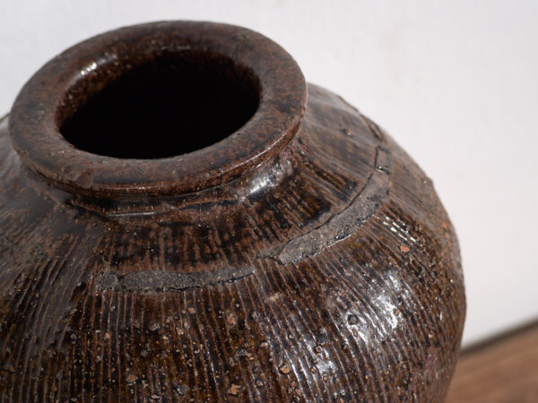 Petit vase ancien dans les tons sombres (c.1900) #2