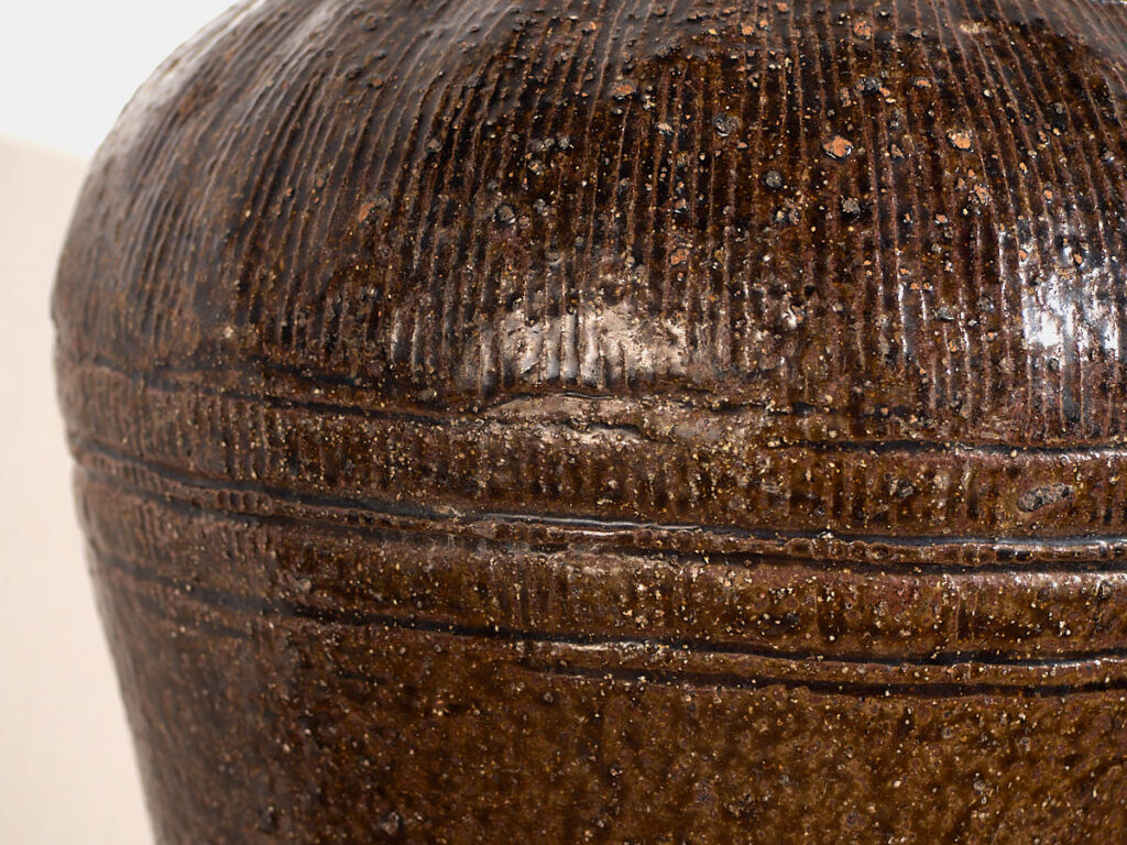 Petit vase ancien dans les tons sombres (c.1900) #2