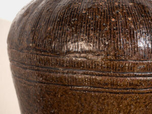 Petit vase ancien dans les tons sombres (c.1900) #2