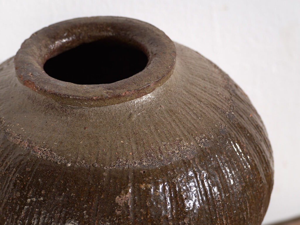 Jarrón de cerámica china antiguo en tonos oscuros (c.1900) #5