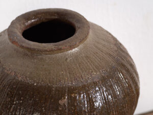 Jarrón de cerámica china antiguo en tonos oscuros (c.1900) #5