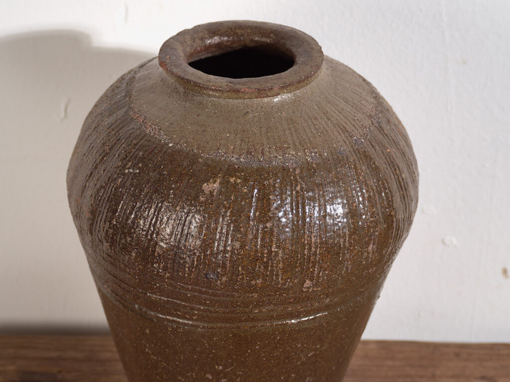 Jarrón de cerámica china antiguo en tonos oscuros (c.1900) #5