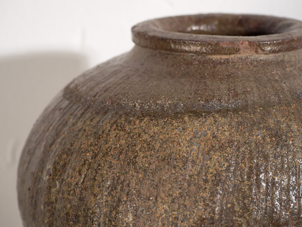 Jarrón de cerámica china antiguo en tonos oscuros (c.1900) #5