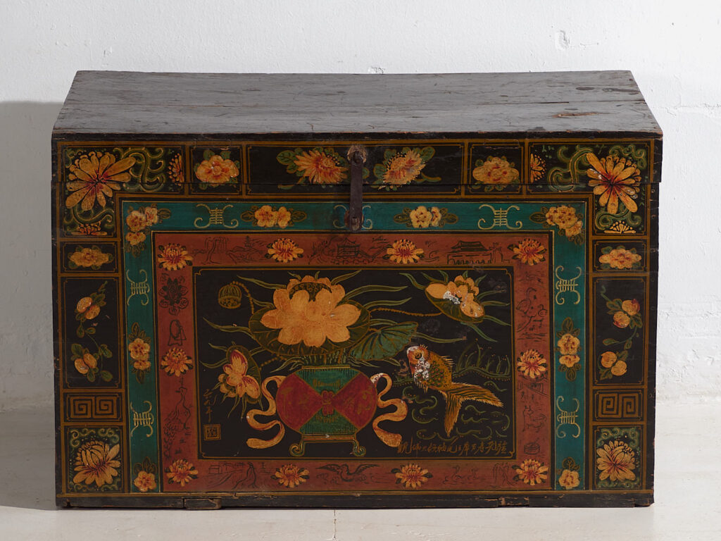 Baúl chino antiguo de color oscuro y de motivos florales (c.1900) #2