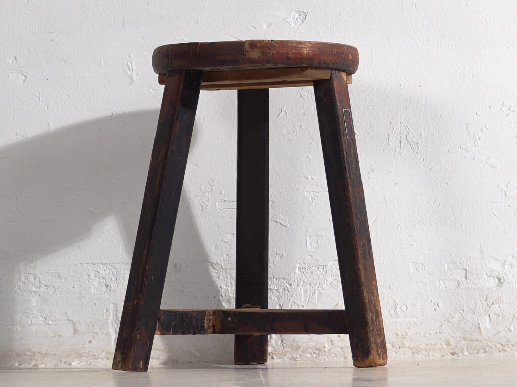 Antiguo taburete redondo de color oscuro (c.1900) #11