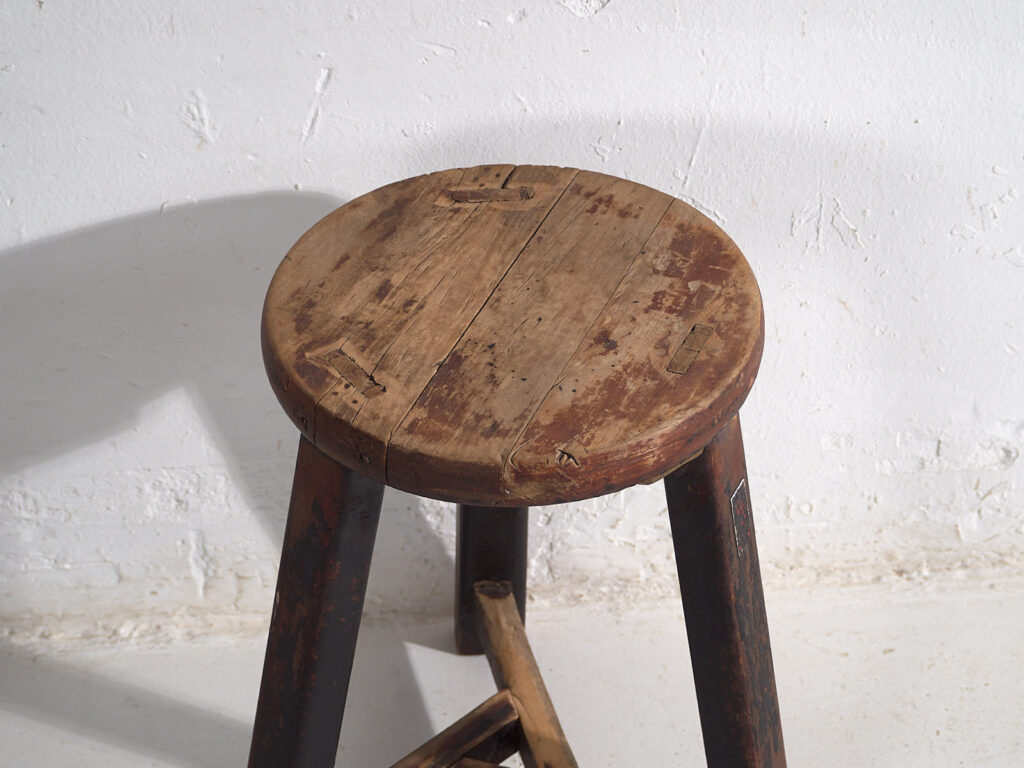 Antiguo taburete redondo de color oscuro (c.1900) #11