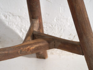 Taburete antiguo de estilo primitivo (c.1900) #23