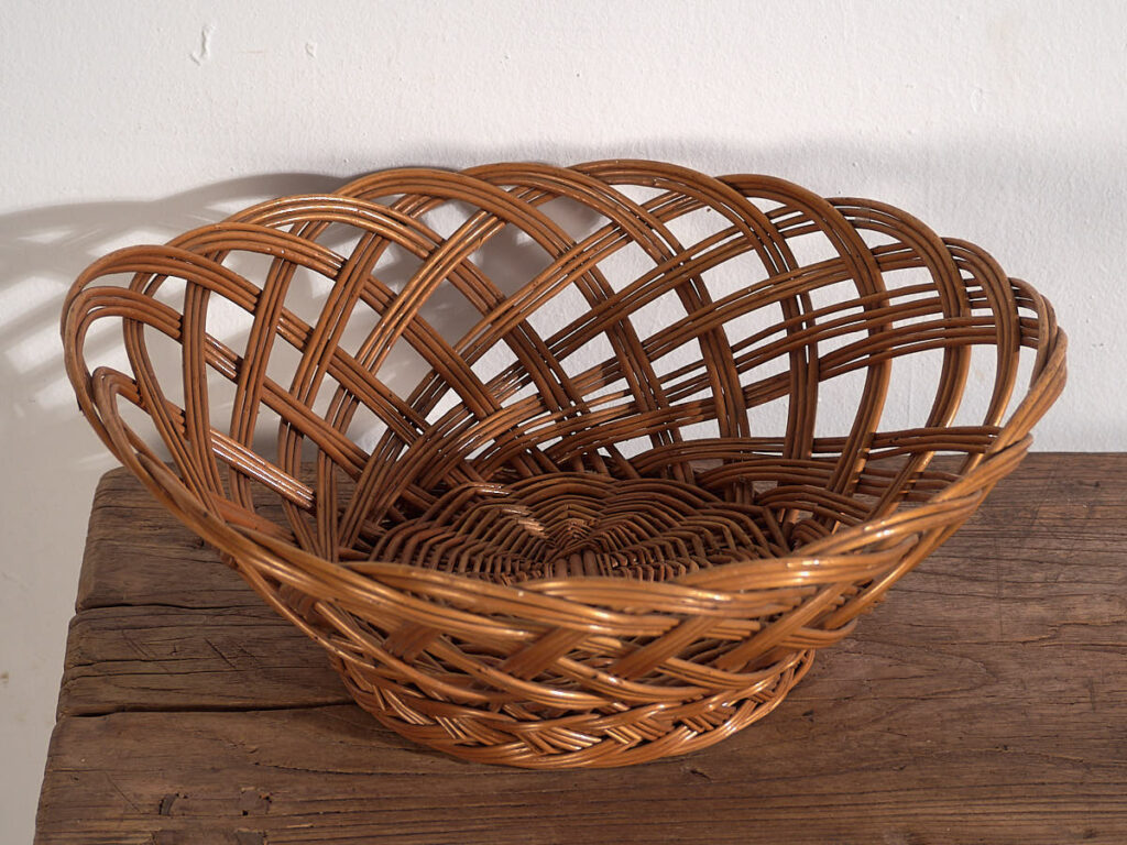 Antigua cesta de mimbre tejida a mano (c.1920) #2