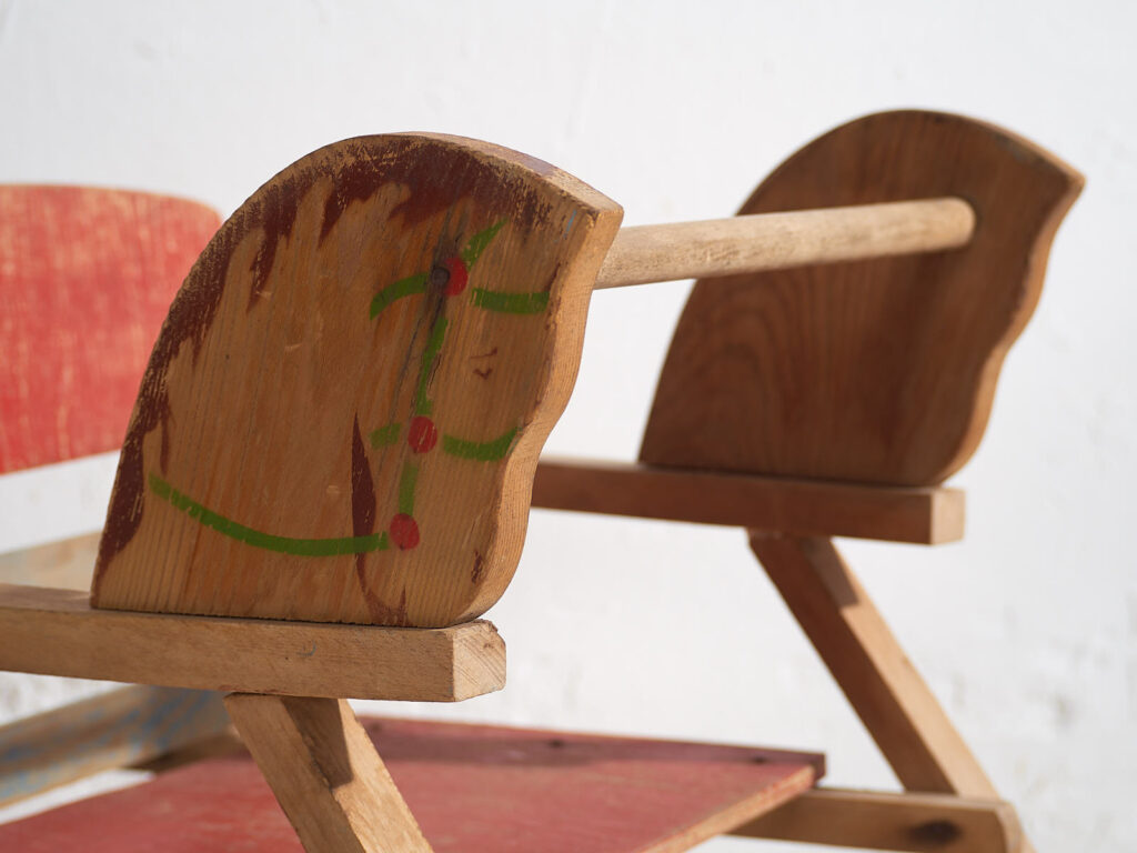 Sillita mecedora antigua para niños (c.1920)