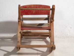 Sillita mecedora antigua para niños (c.1920)
