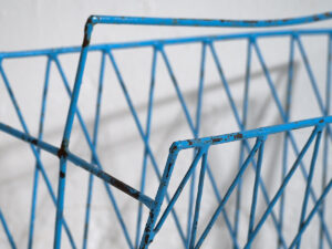 Revistero metálico de estilo vintage (c.1950)