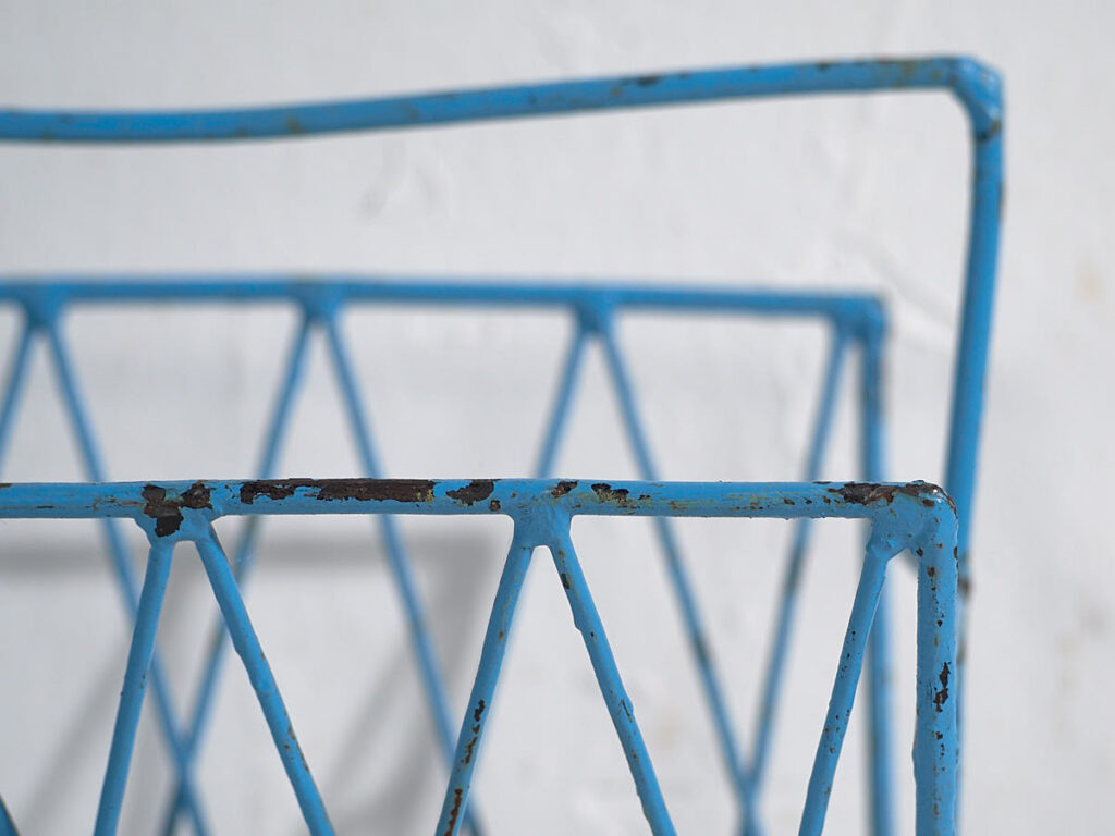 Revistero metálico de estilo vintage (c.1950)