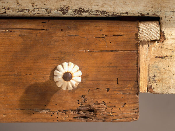 Mesa baja auxiliar antigua de color blanco (c.1920)