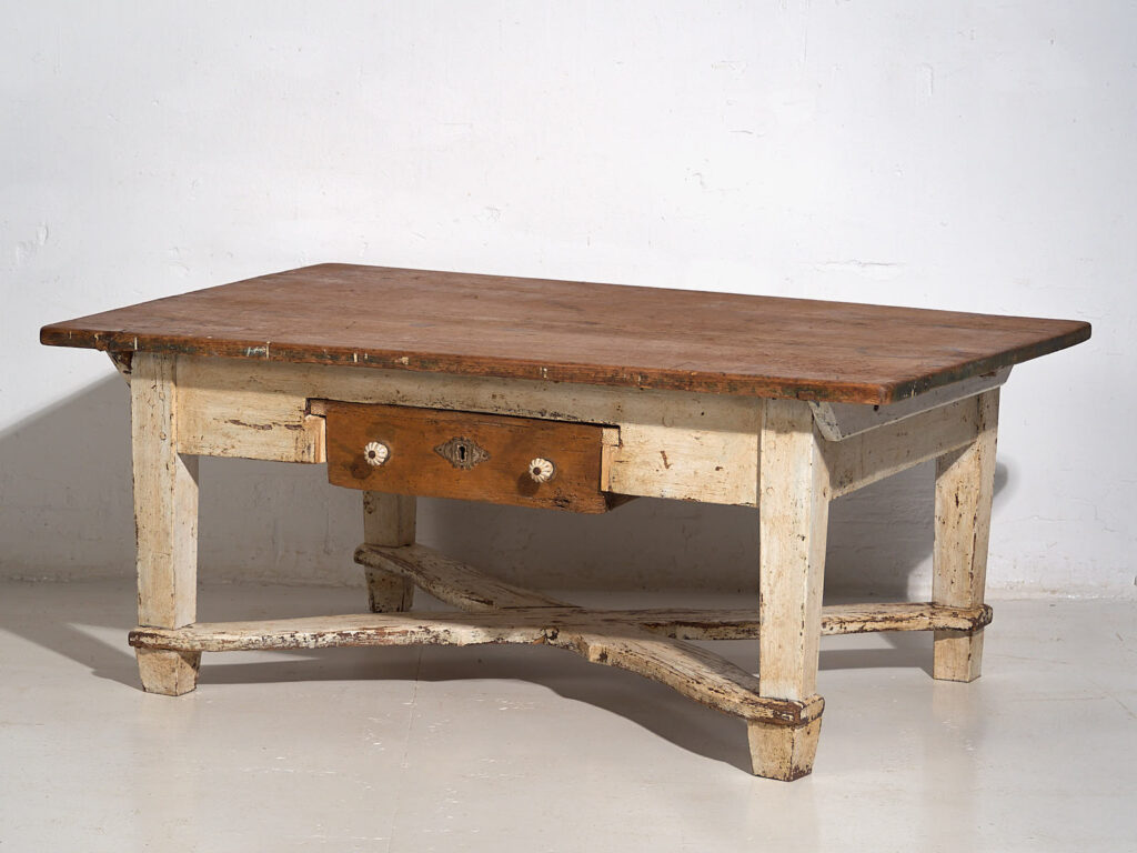 Mesa baja auxiliar antigua de color blanco (c.1920)