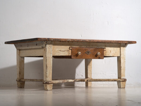 Mesa baja auxiliar antigua de color blanco (c.1920)