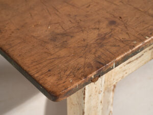 Mesa baja auxiliar antigua de color blanco (c.1920)