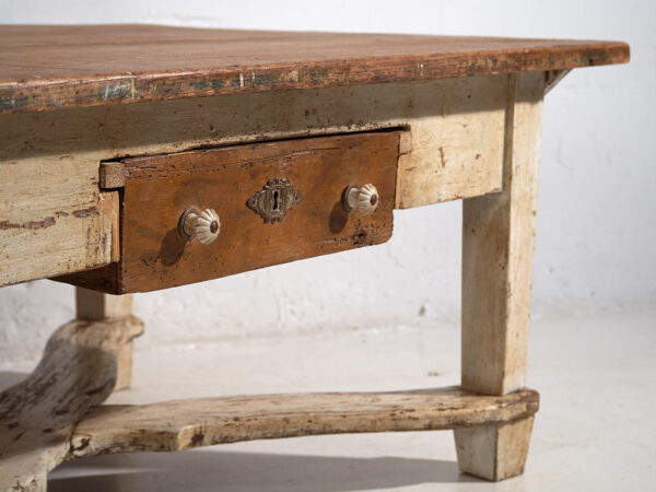 Mesa baja auxiliar antigua de color blanco (c.1920)