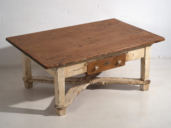 Mesa baja auxiliar antigua de color blanco (c.1920)