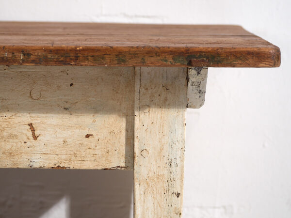 Mesa baja auxiliar antigua de color blanco (c.1920)
