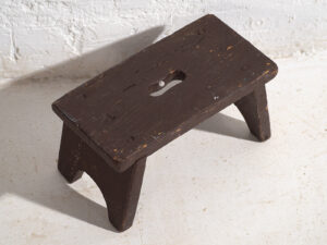 Antiguo taburete pequeño color oscuro (c.1920) #10
