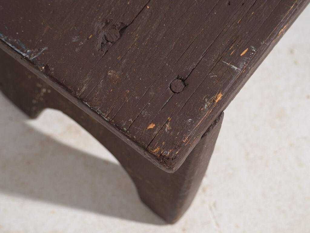 Antiguo taburete pequeño color oscuro (c.1920) #10