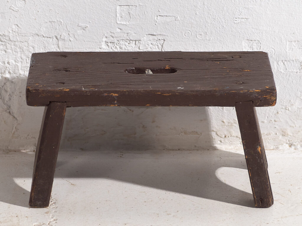 Antiguo taburete pequeño color oscuro (c.1920) #10