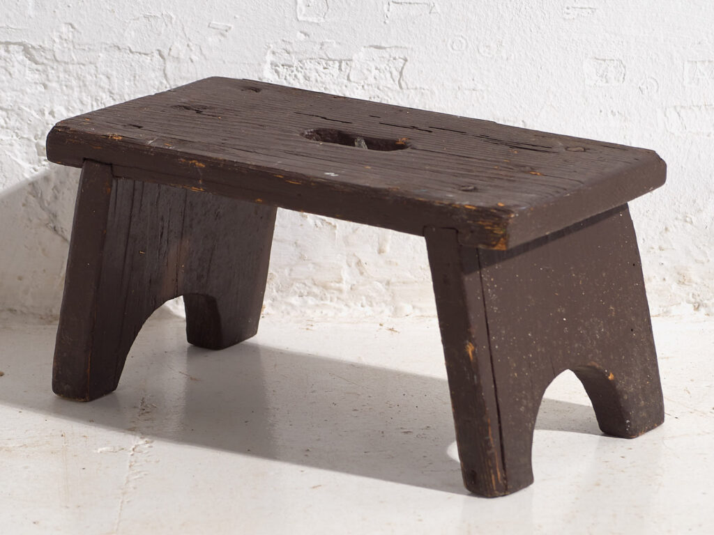 Antiguo taburete pequeño color oscuro (c.1920) #10