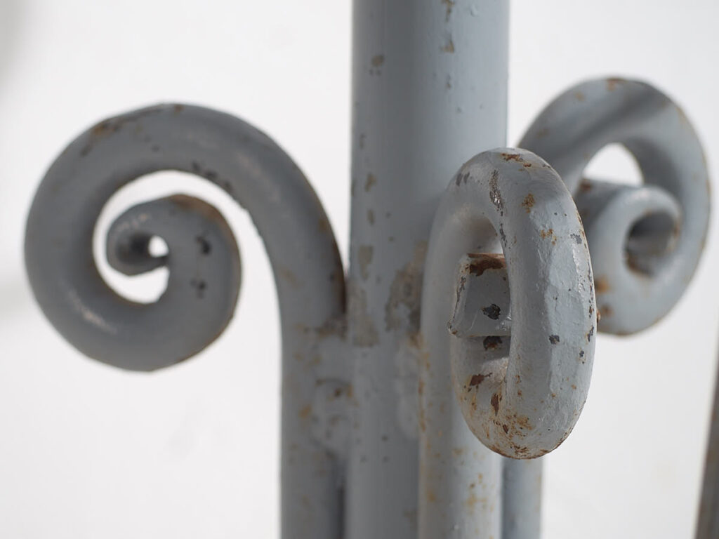 Perchero de recibidor antiguo de hierro (c.1920) #1