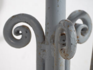 Perchero de recibidor antiguo de hierro (c.1920) #1