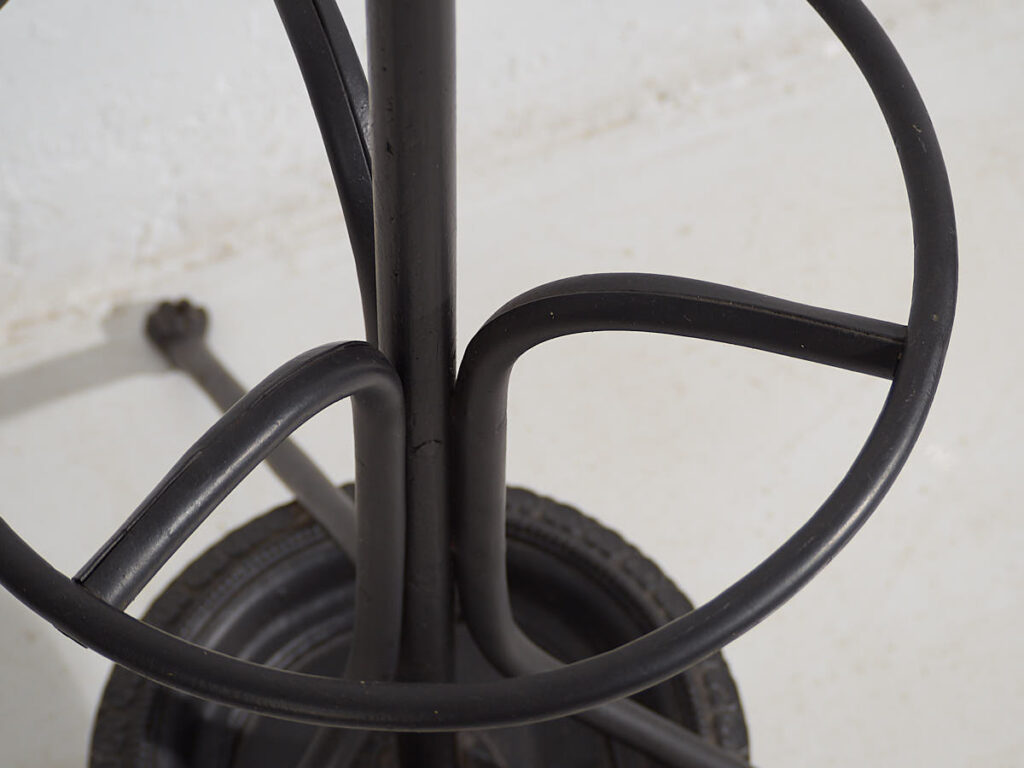 Perchero antiguo de hierro forjado con paragüero (c.1920) #2