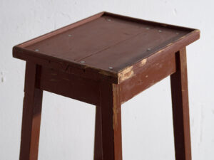 Ancien support pour plante rouge bordeaux (vers 1920)