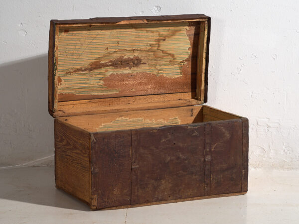 Pequeño cofre antiguo con estructura de metal (c.1920) #11