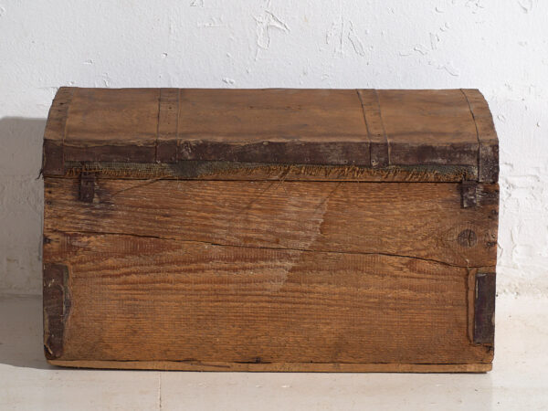 Pequeño cofre antiguo con estructura de metal (c.1920) #11