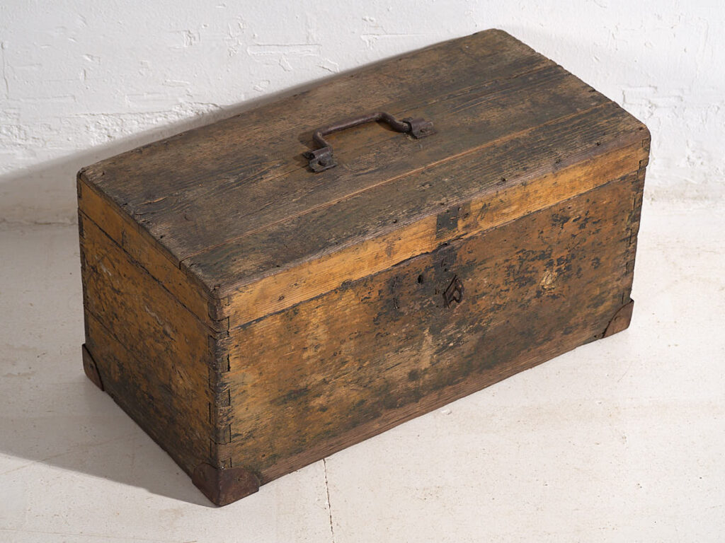 Cofre pequeño antiguo con estructura de metal (c.1900) #3