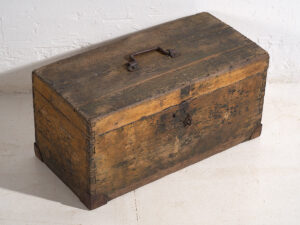 Cofre pequeño antiguo con estructura de metal (c.1900) #3