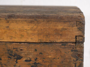 Cofre pequeño antiguo con estructura de metal (c.1900) #3