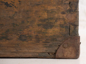 Cofre pequeño antiguo con estructura de metal (c.1900) #3