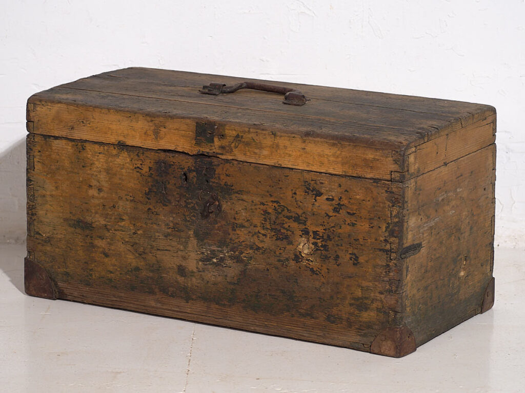 Cofre pequeño antiguo con estructura de metal (c.1900) #3