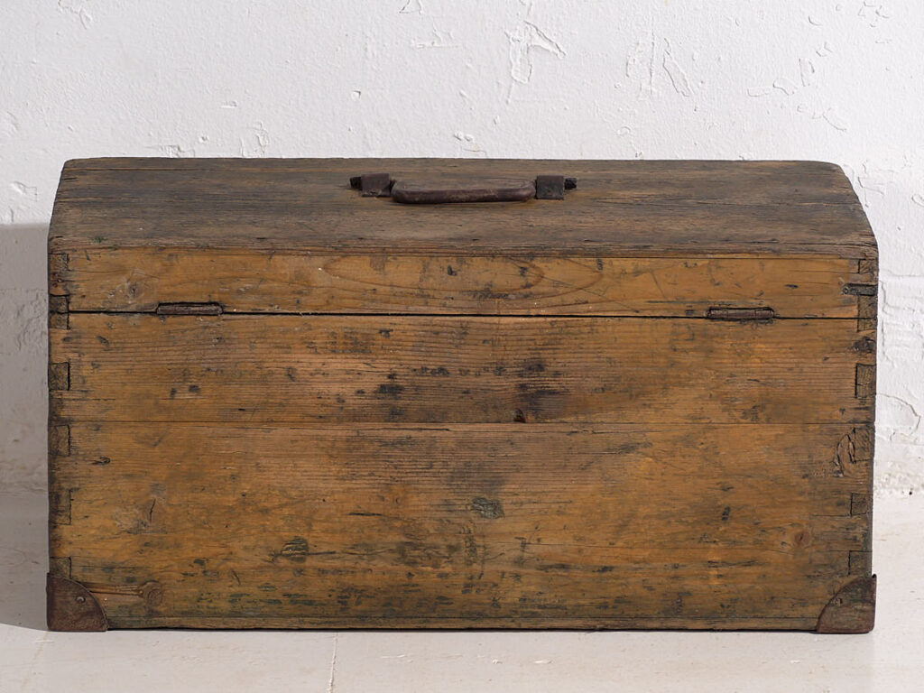 Cofre pequeño antiguo con estructura de metal (c.1900) #3
