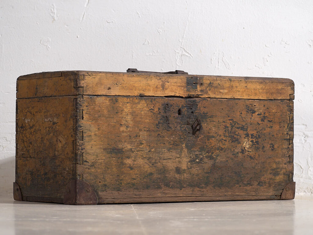 Cofre pequeño antiguo con estructura de metal (c.1900) #3