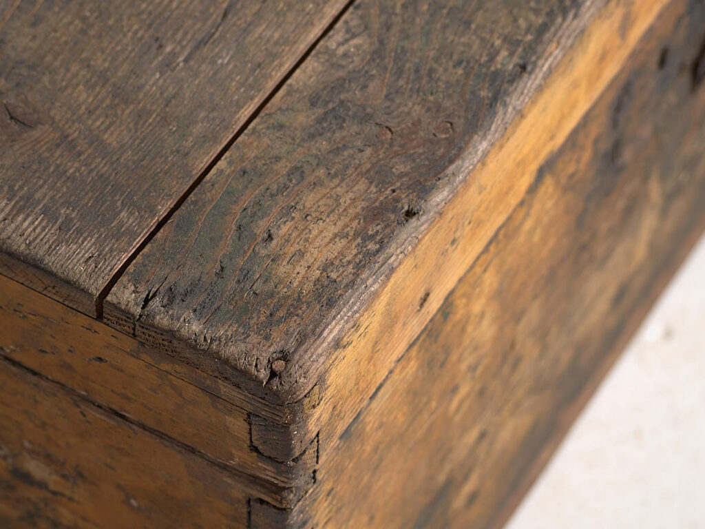 Cofre pequeño antiguo con estructura de metal (c.1900) #3