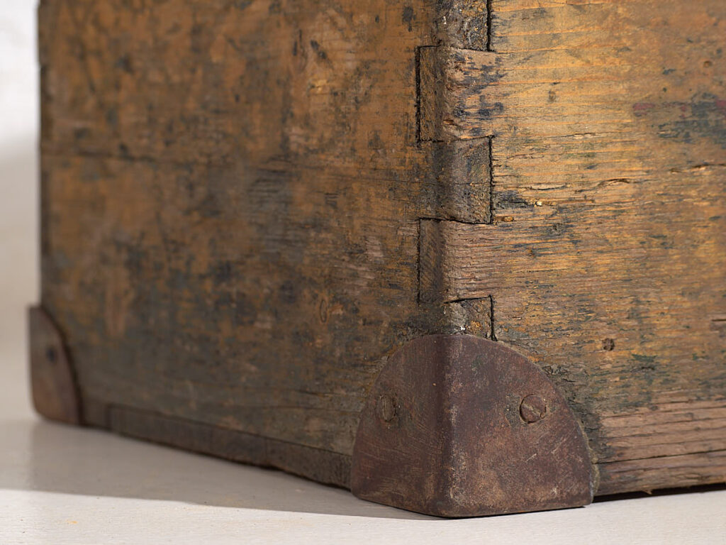 Cofre pequeño antiguo con estructura de metal (c.1900) #3