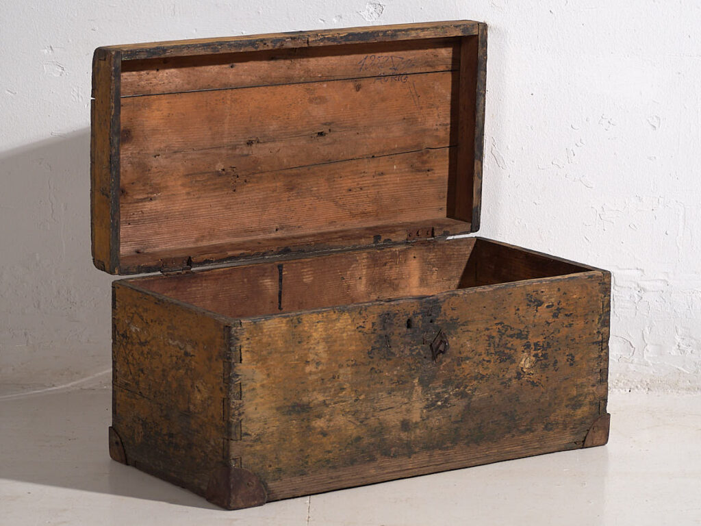 Cofre pequeño antiguo con estructura de metal (c.1900) #3