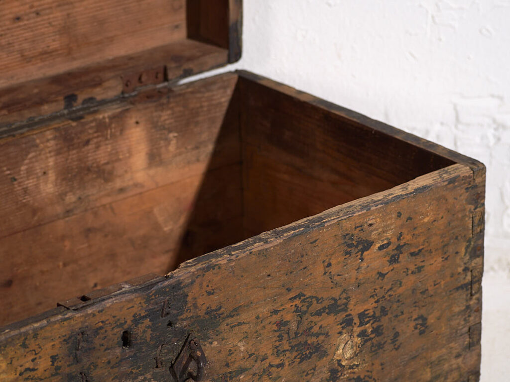 Cofre pequeño antiguo con estructura de metal (c.1900) #3