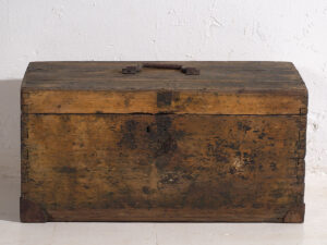 Cofre pequeño antiguo con estructura de metal (c.1900) #3