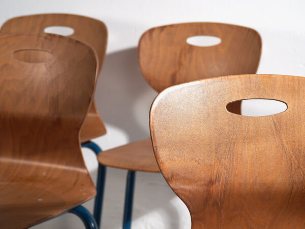 Sillas escolares vintage (c.1950). Conjunto de 4 piezas