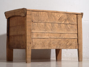 Arcón antiguo tallado de estilo primitivo (c.1920) #51