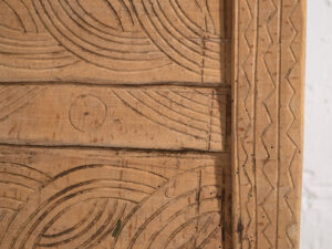 Arcón antiguo tallado de estilo primitivo (c.1920) #51