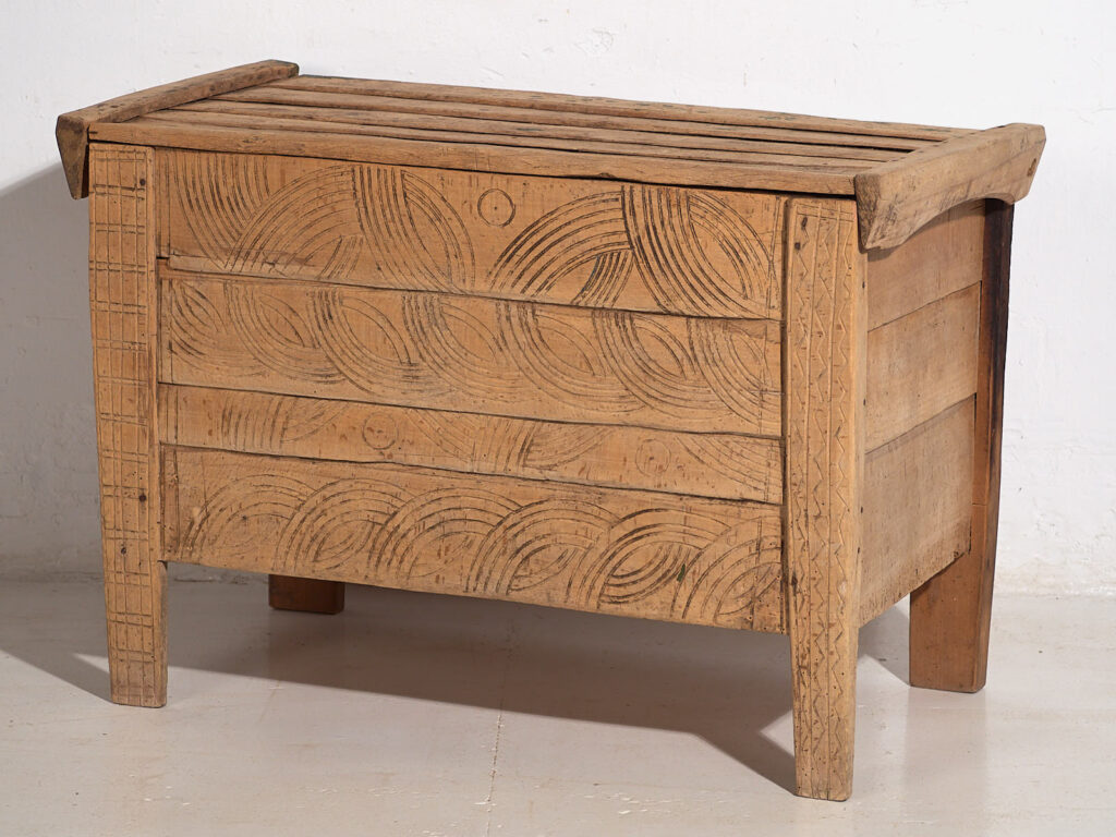 Arcón antiguo tallado de estilo primitivo (c.1920) #51