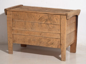 Arcón antiguo tallado de estilo primitivo (c.1920) #51